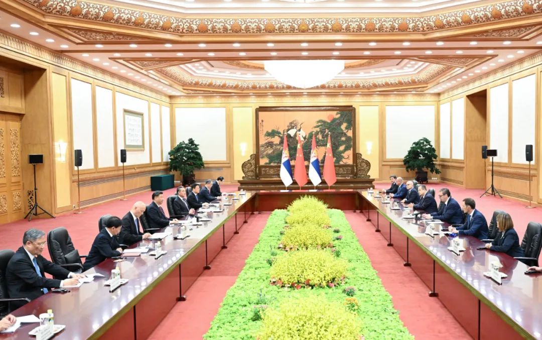 习近平会见塞尔维亚总统武契奇