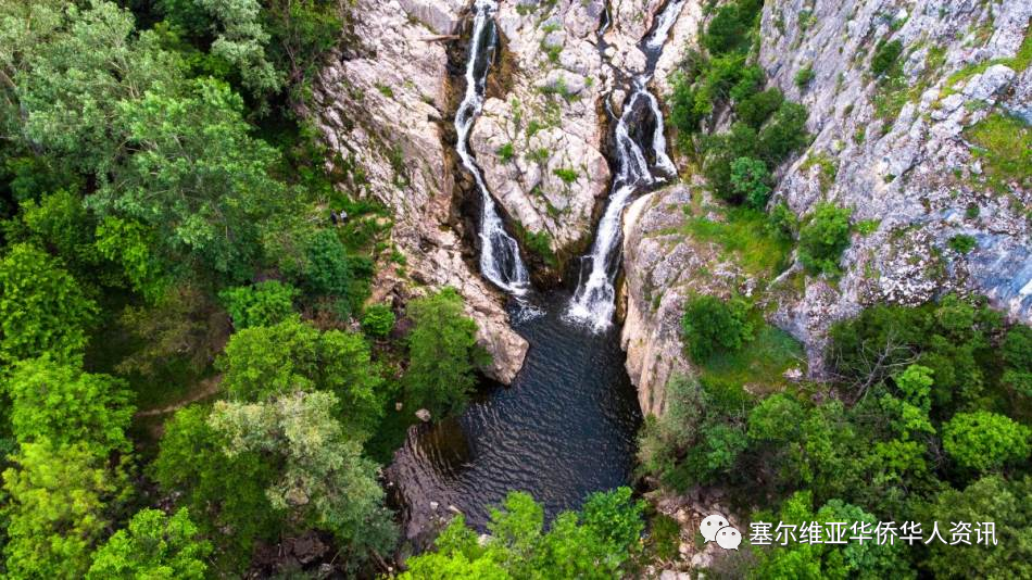 在西科尔斯卡河峡谷的尽头，有一座隐藏瀑布Mokranjske stene