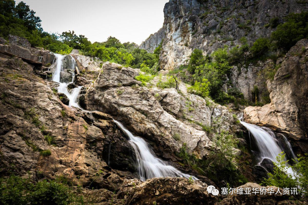 在西科尔斯卡河峡谷的尽头，有一座隐藏瀑布Mokranjske stene