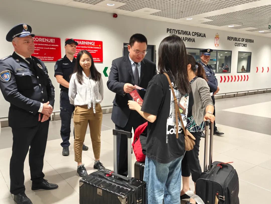 驻塞尔维亚使馆和塞内务部共同举办中国游客安全提示宣传页发放活动