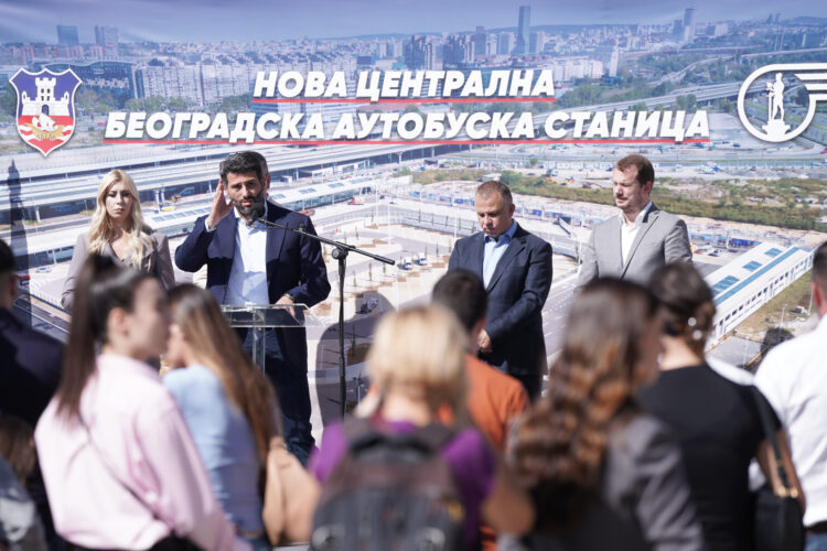 贝尔格莱德公交车站和街道的名称将采用西里尔文和英文书写